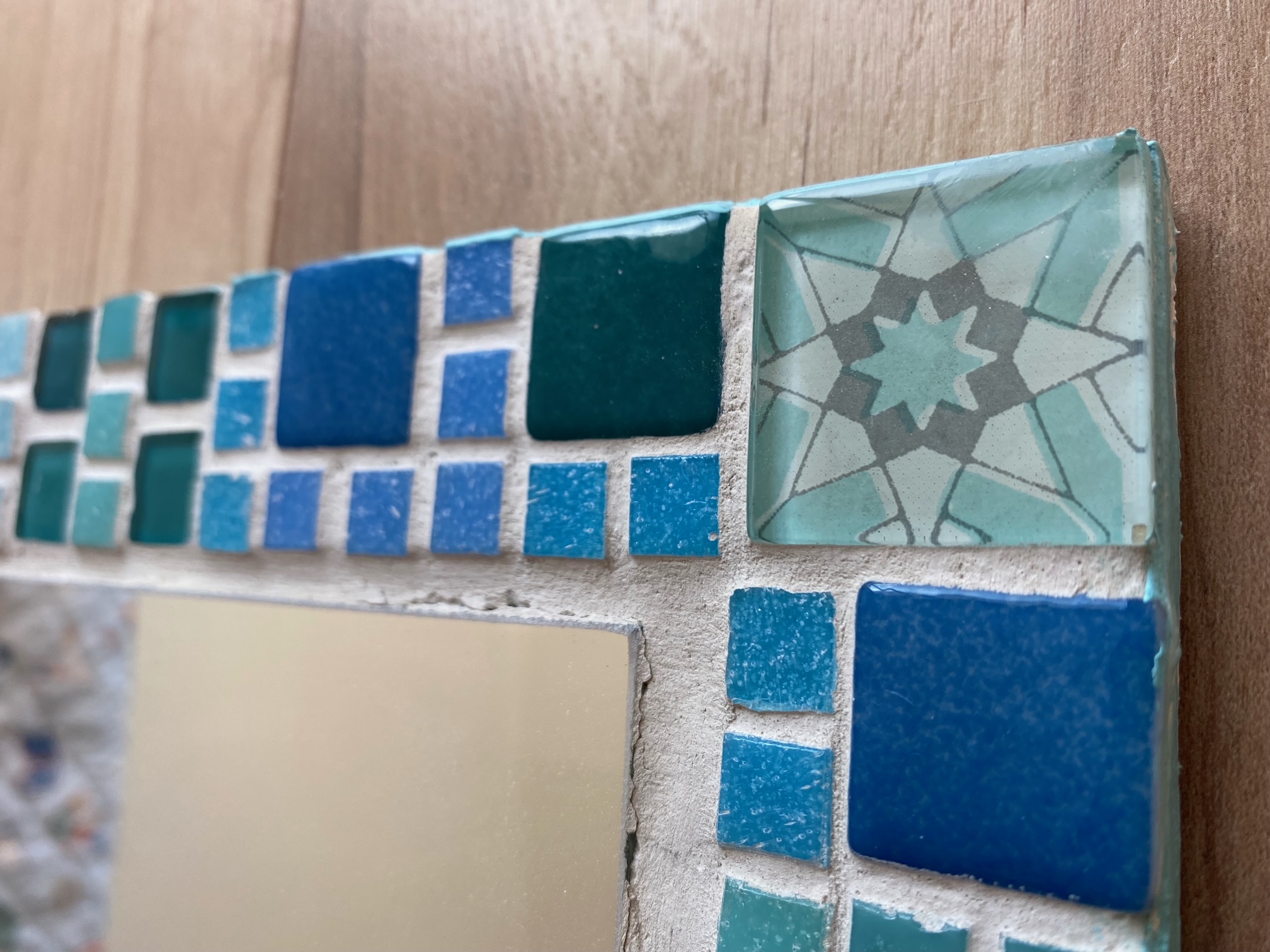 Model wearing plain black basic tee.