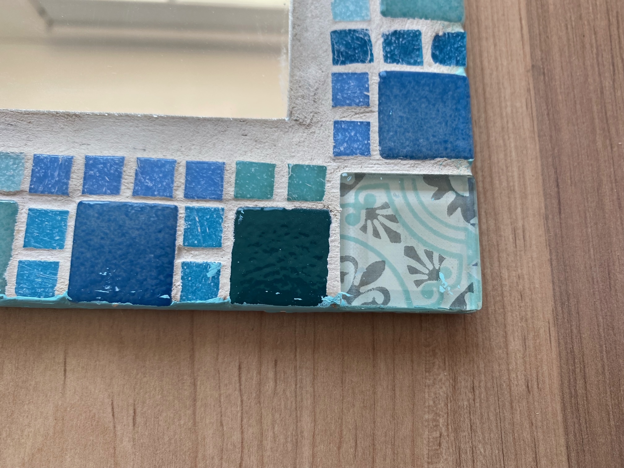 Model wearing plain white basic tee.