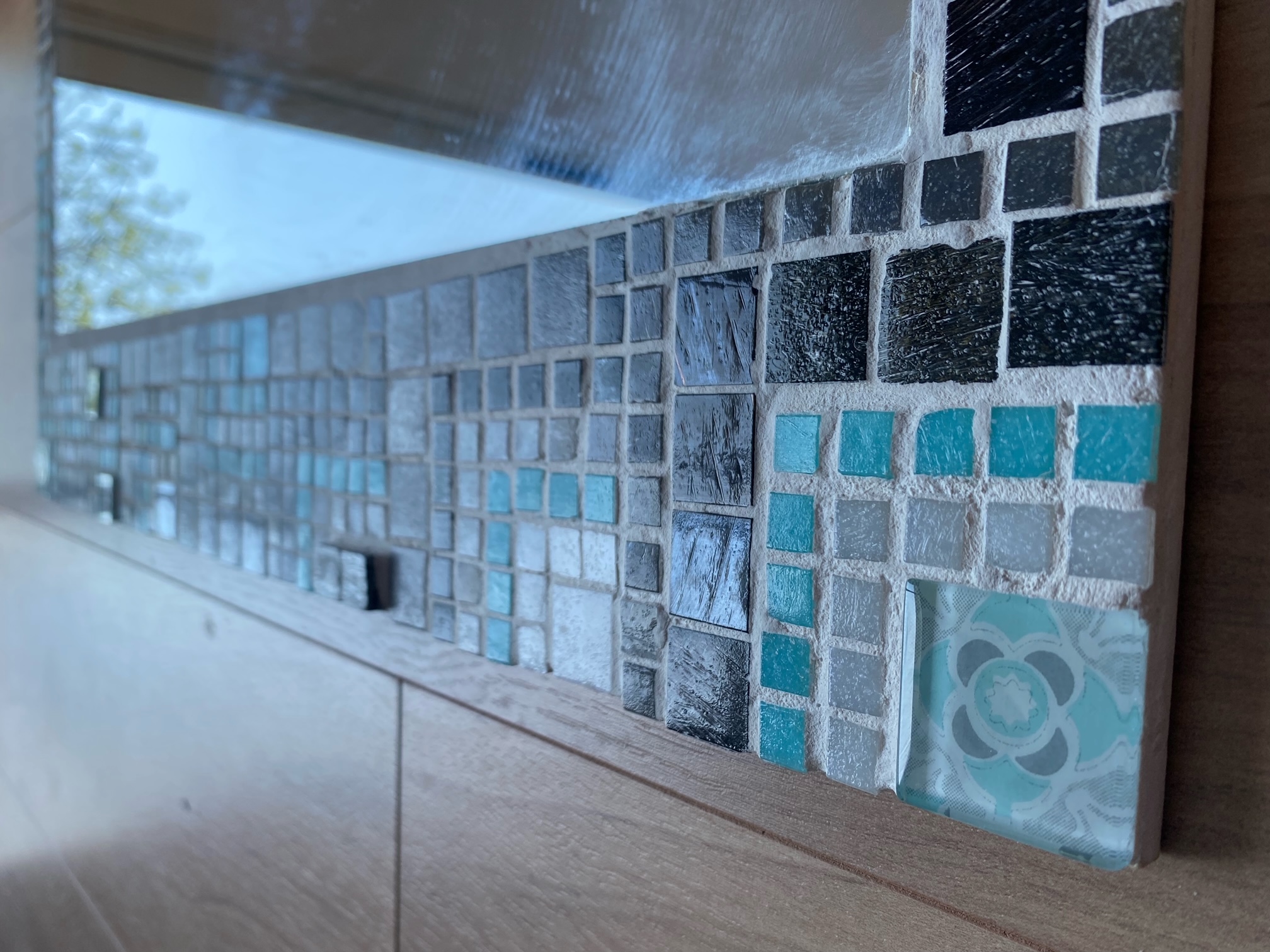 Model wearing plain black basic tee.