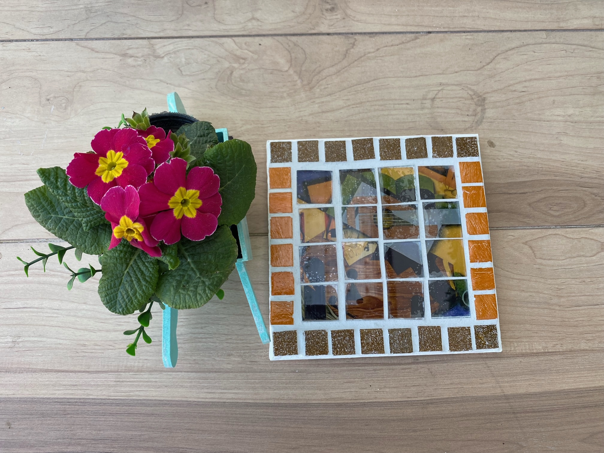 Model wearing plain black basic tee.